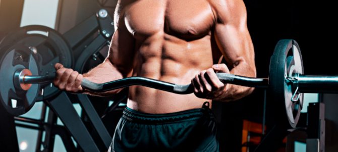 Hombre levantando barra